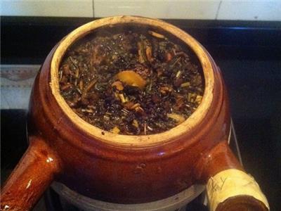 廚房小常識：熬中藥不能(néng)用(yòng)鐵鍋和不鏽鋼鍋具